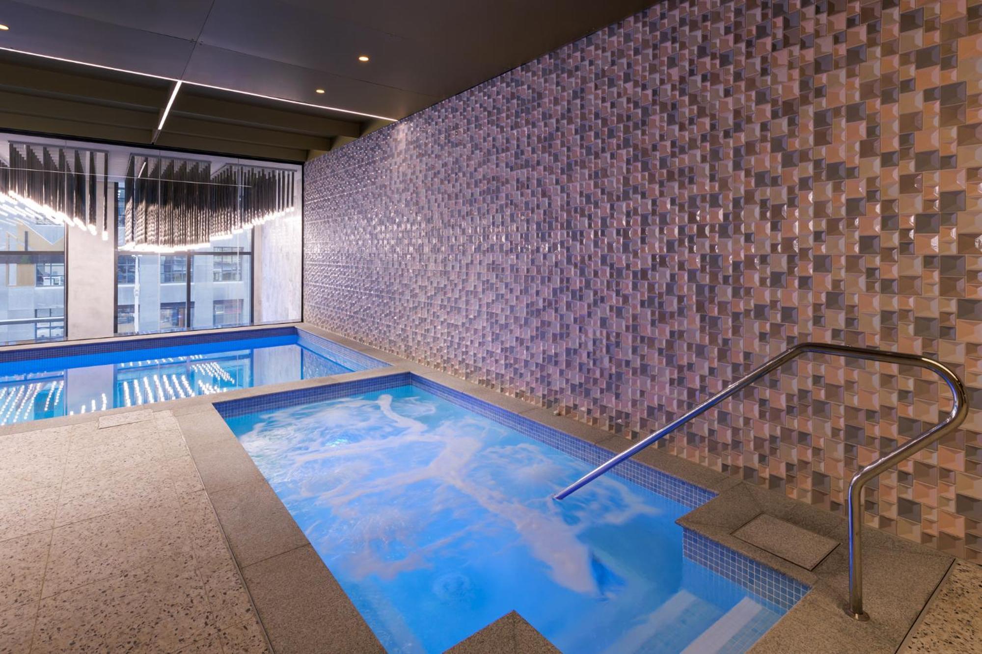 Meriton Suites Melbourne Exterior foto The pool at The Ivy Spa